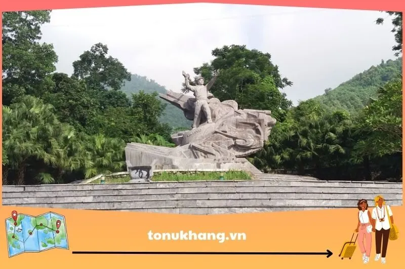 Tượng đài Anh hùng Cù Chính Lan