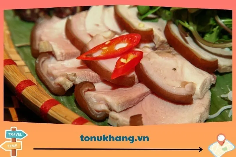 Thưởng thức ẩm thực địa phương
